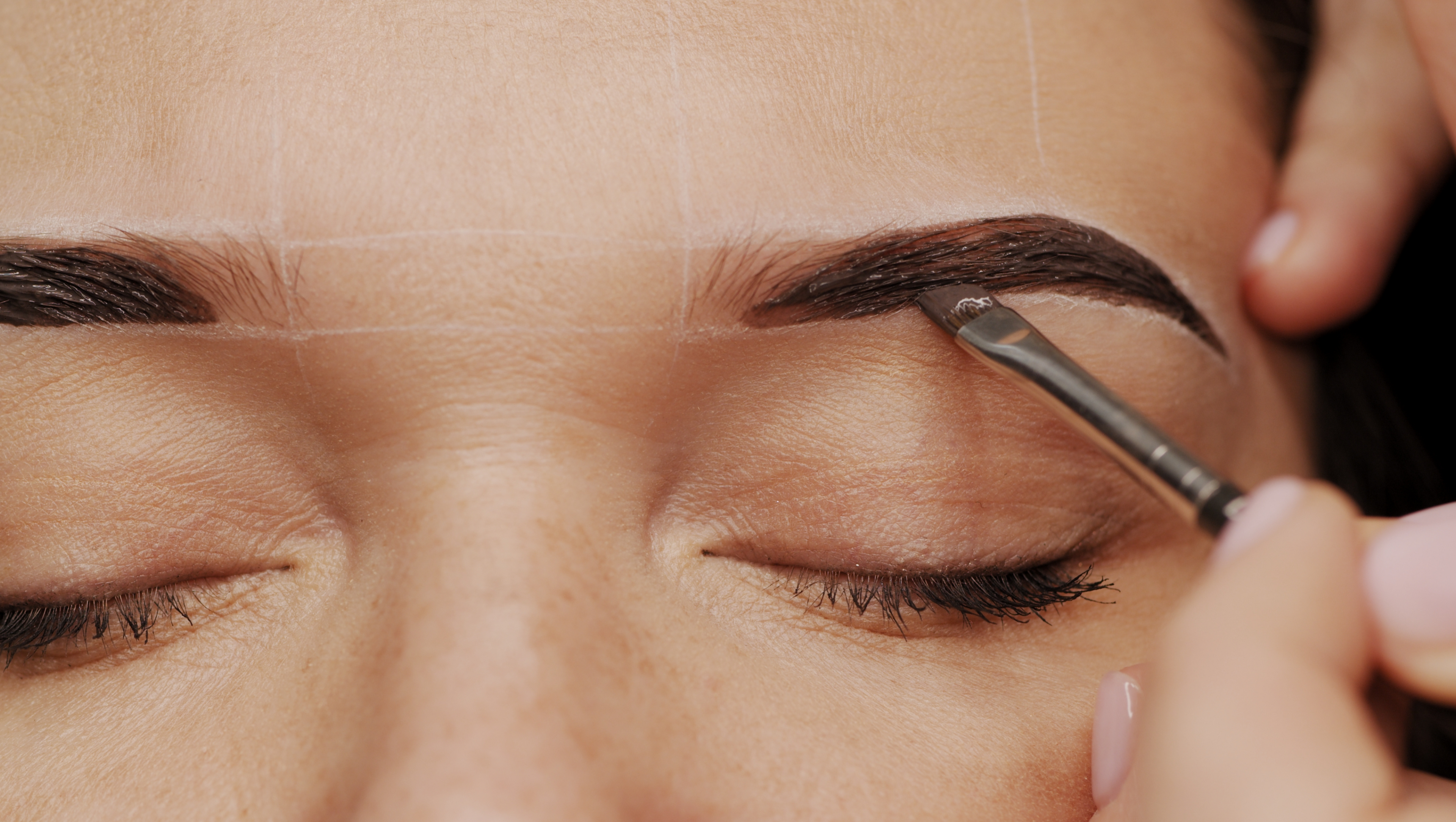 Femme recevant un brow lamination et une teinture des sourcil à la clinique esthétique Skin & Co Esthétique à Québec