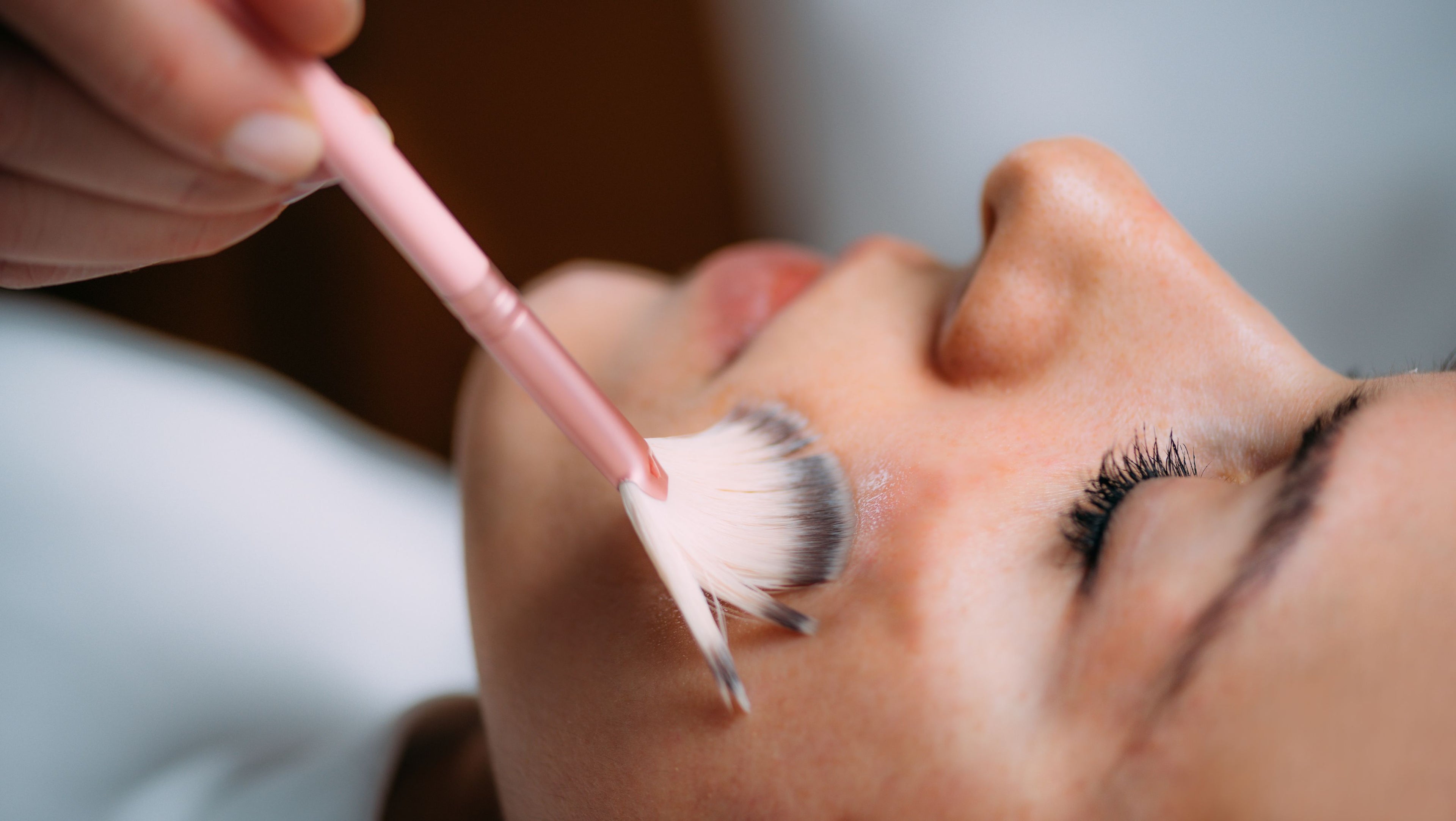 Femme recevant un peeling chimique dans nos soins du visage avancés à la clinique d'esthétique de Skin & Co esthétique à Québec